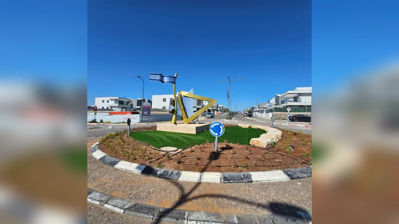 כיכר בעפולה בסיום השתילה - פסל, מדשאה, ערוגות בהשקיית טפטוף ואבני גן