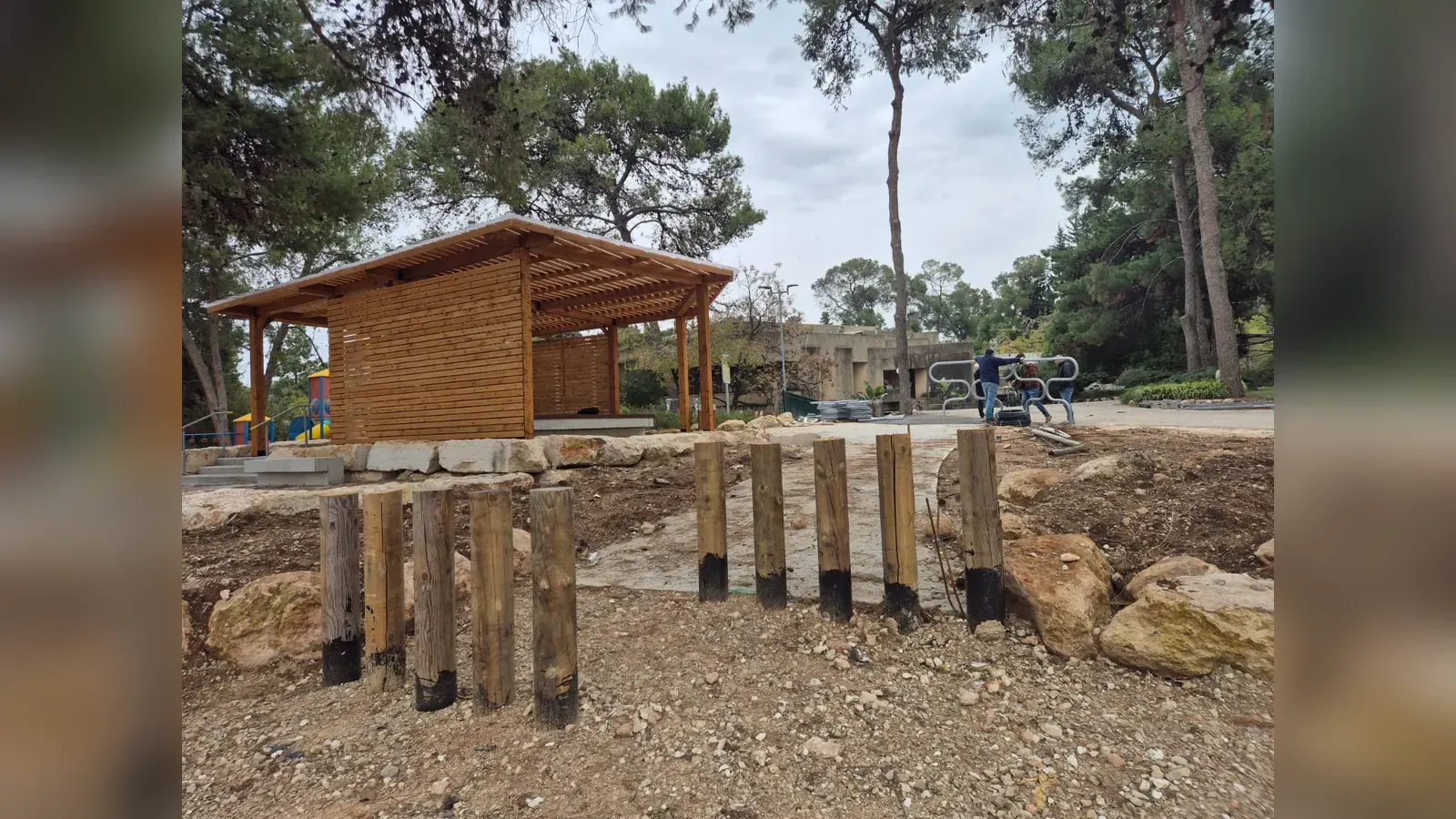 התחנה בקיבוץ נחשון בשלבי ביצוע בשטח - שלד העץ הוקם וקורות התמך יצוקות בקרקע